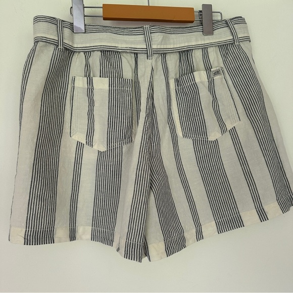 Eddie Bauer | Blue & White Striped Linen Blend Shorts with Belt - Picture 5 of 10